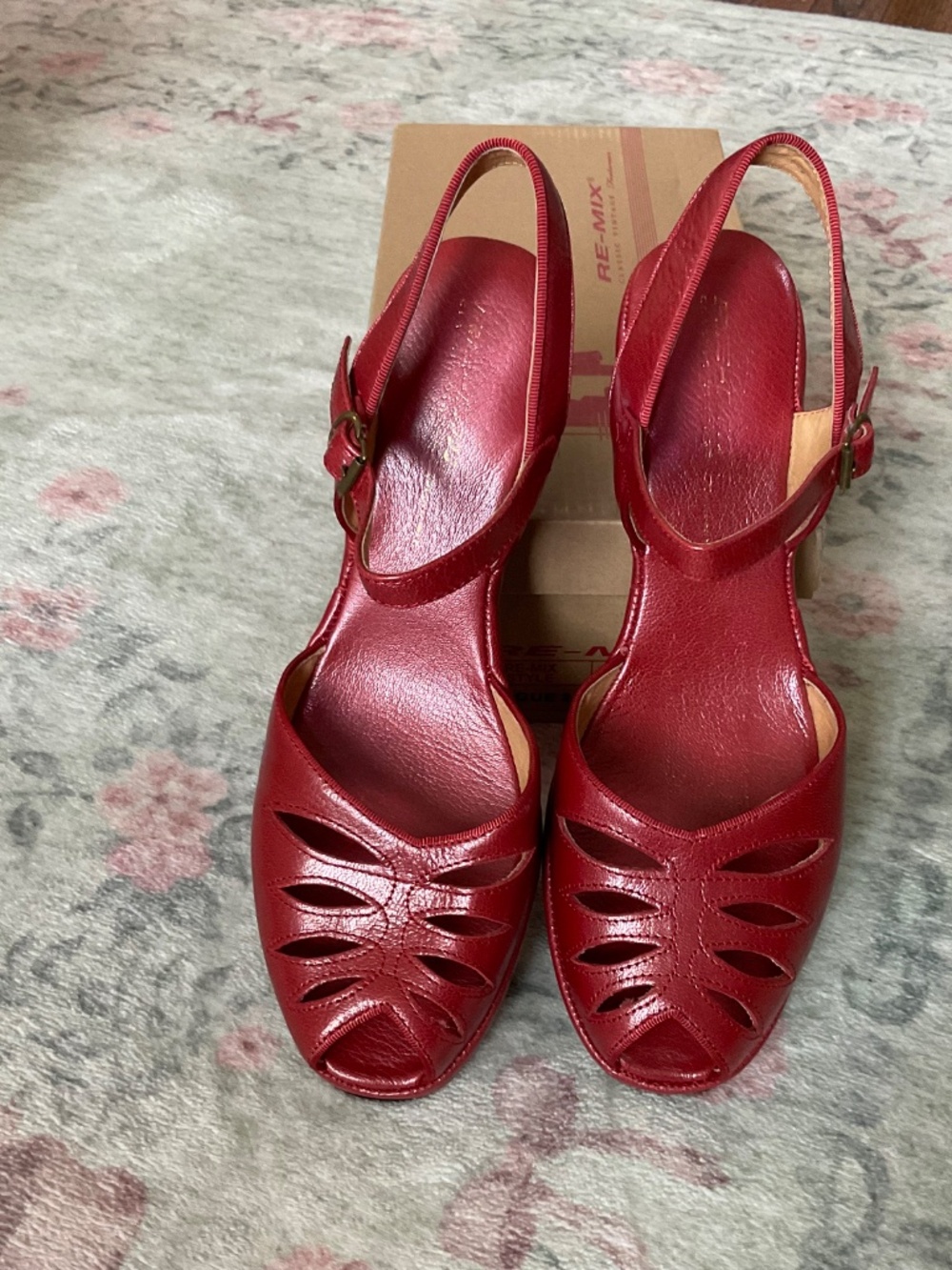Re-mix Vintage red vogue sandle 9 - Picture 2 of 6